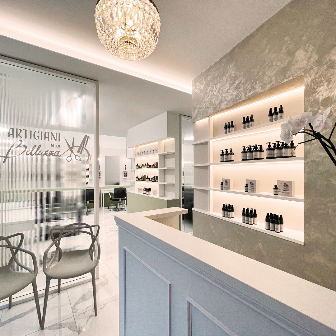Immagine della reception con focus su bancone. Visuale anche su zona stilistica 